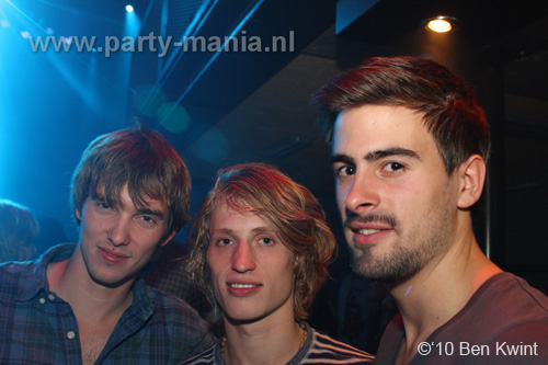 100930_041_happy_student_partymania