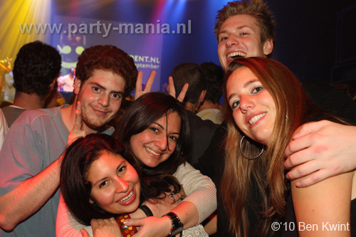 100930_044_happy_student_partymania