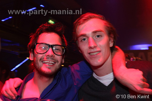 100930_046_happy_student_partymania