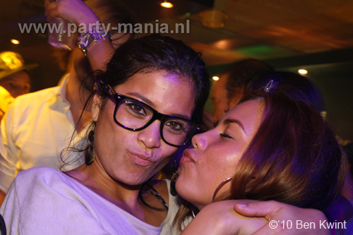 100930_048_happy_student_partymania