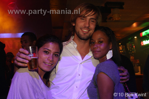 100930_050_happy_student_partymania