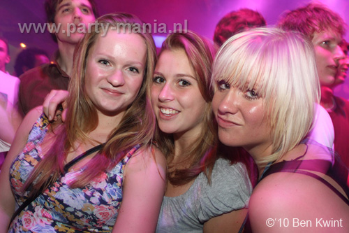 100930_058_happy_student_partymania