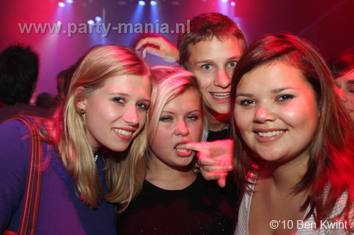 100930_061_happy_student_partymania