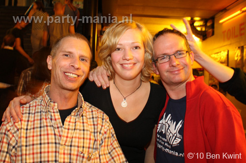 100930_064_happy_student_partymania