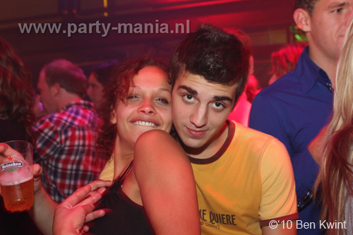 100930_067_happy_student_partymania