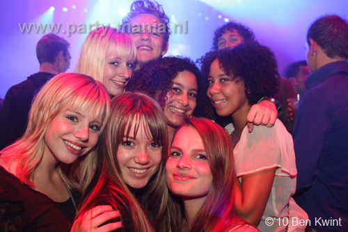 100930_068_happy_student_partymania
