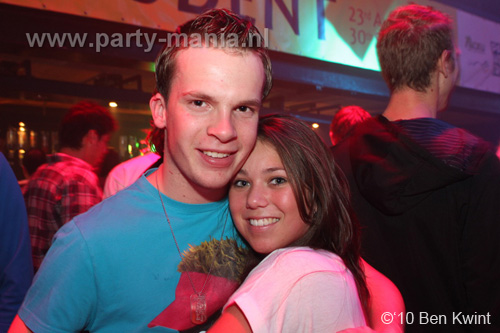 100930_070_happy_student_partymania
