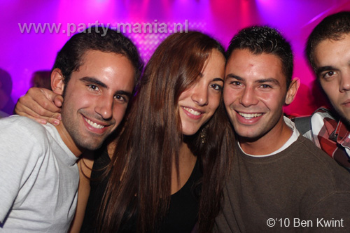 100930_073_happy_student_partymania