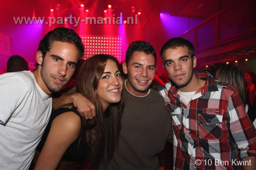 100930_074_happy_student_partymania