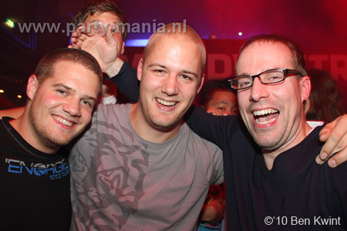 100930_075_happy_student_partymania