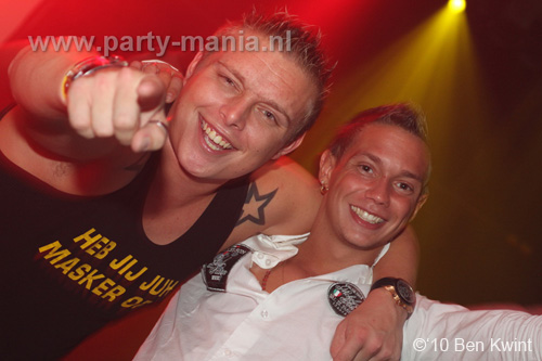 100930_078_happy_student_partymania