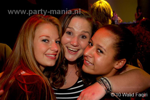 100930_002_happy_student_partymania