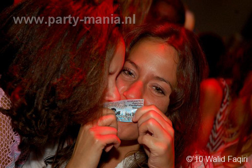 100930_007_happy_student_partymania