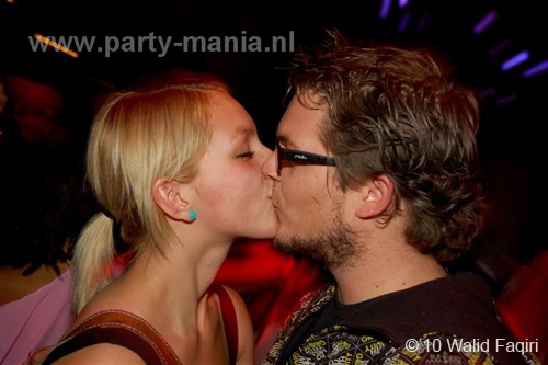 100930_008_happy_student_partymania