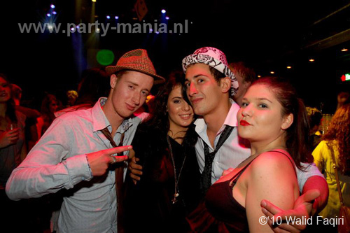 100930_012_happy_student_partymania