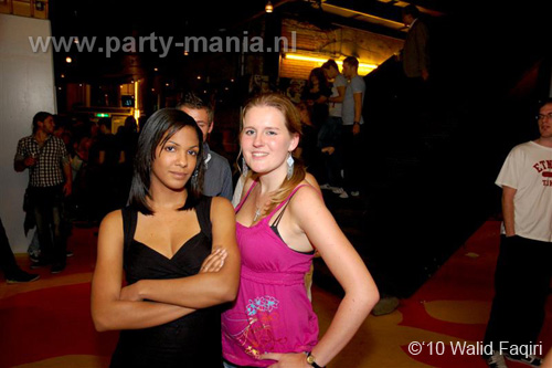 100930_015_happy_student_partymania