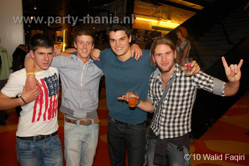 100930_018_happy_student_partymania