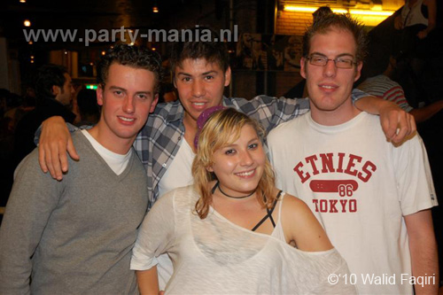 100930_022_happy_student_partymania