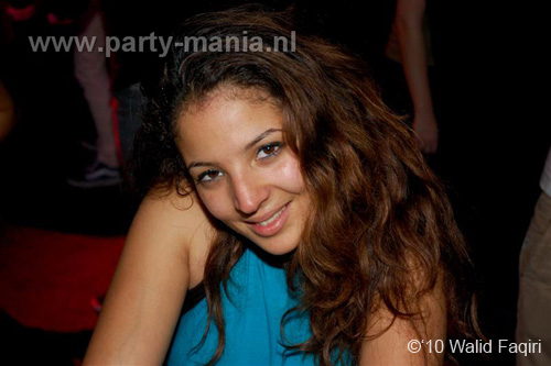 100930_033_happy_student_partymania