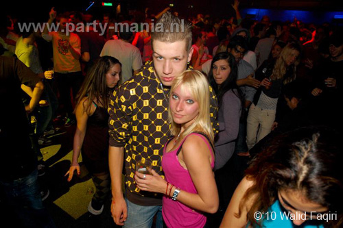 100930_035_happy_student_partymania