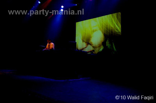 100930_037_happy_student_partymania