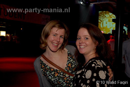 100930_048_happy_student_partymania