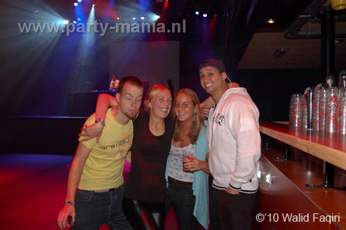 100930_051_happy_student_partymania