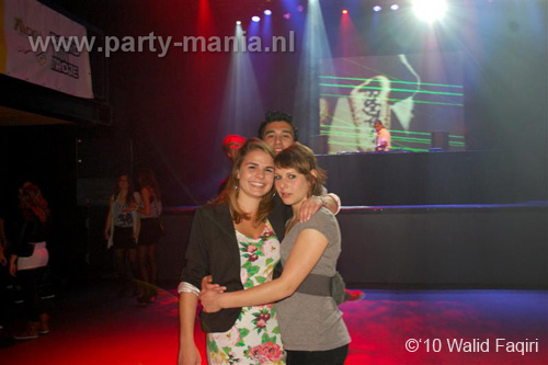 100930_052_happy_student_partymania