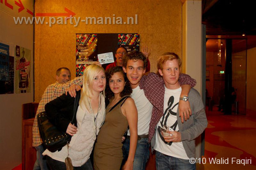 100930_055_happy_student_partymania