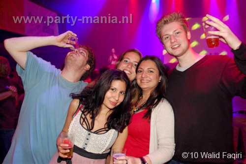 100930_088_happy_student_partymania