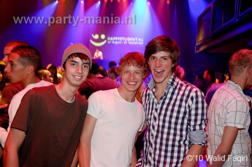 100930_090_happy_student_partymania