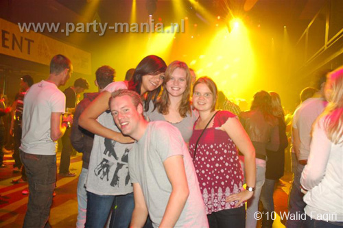 100930_091_happy_student_partymania