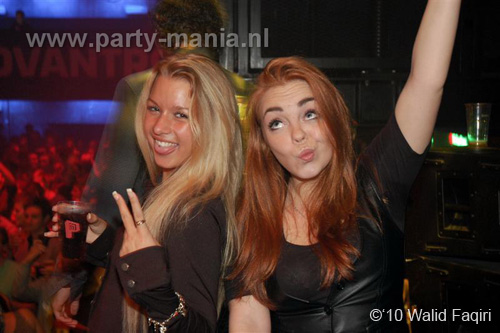 100930_148_happy_student_partymania