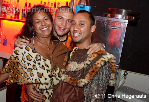 110528_004_manjefiek_club_leparis_partymania_denhaag