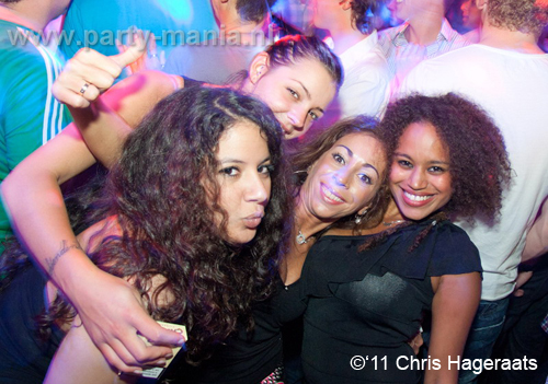 110528_072_manjefiek_club_leparis_partymania_denhaag