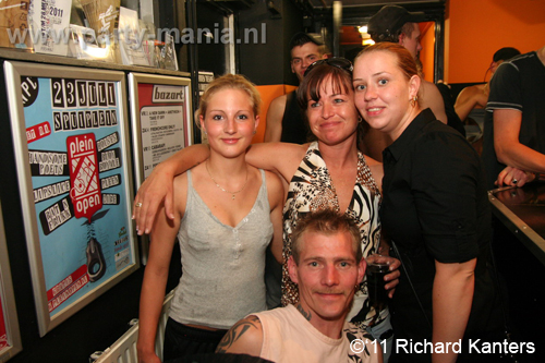 110618_149_beukgevaar_bazart_partymania_denhaag