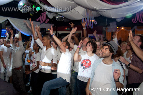 110625_127_manjefiek_club_leparis_partymania_denhaag