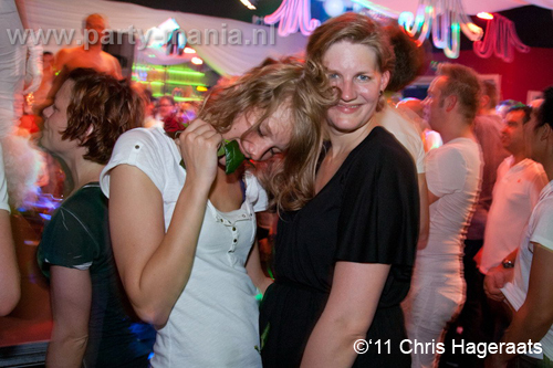 110625_130_manjefiek_club_leparis_partymania_denhaag