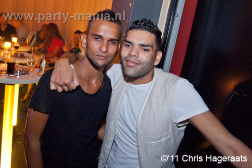 110730_109_manjefiek_club_leparis_partymania_denhaag