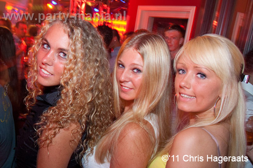 110820_016_dopenez_club_leparis_partymania_denhaag