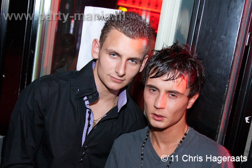 110820_030_dopenez_club_leparis_partymania_denhaag