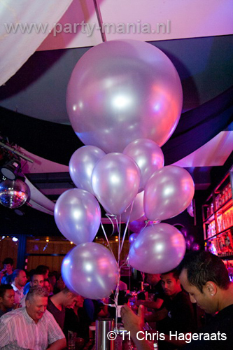 110827_001_manjefiek_club_leparis_partymania_denhaag