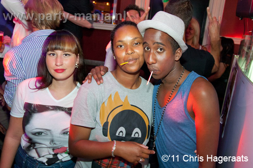 110827_003_manjefiek_club_leparis_partymania_denhaag