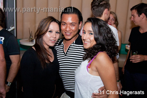 110827_010_manjefiek_club_leparis_partymania_denhaag