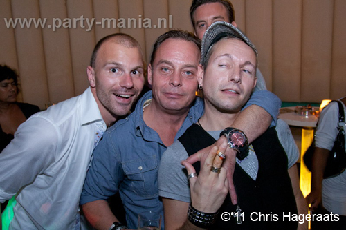 110827_014_manjefiek_club_leparis_partymania_denhaag