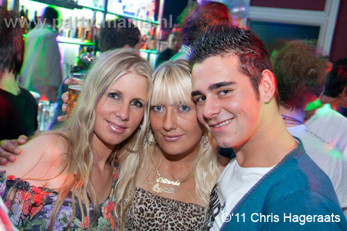 110827_019_manjefiek_club_leparis_partymania_denhaag