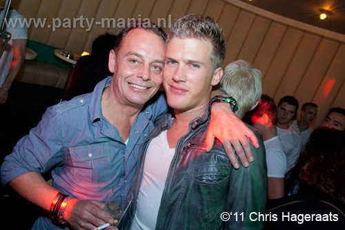 110827_020_manjefiek_club_leparis_partymania_denhaag