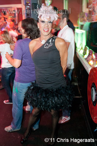 110827_025_manjefiek_club_leparis_partymania_denhaag