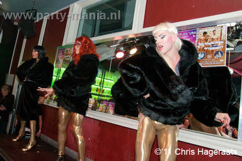 110827_032_manjefiek_club_leparis_partymania_denhaag