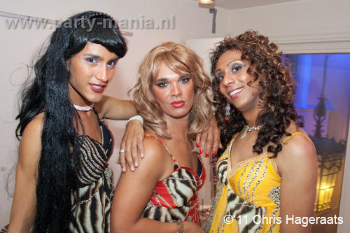 110827_051_manjefiek_club_leparis_partymania_denhaag